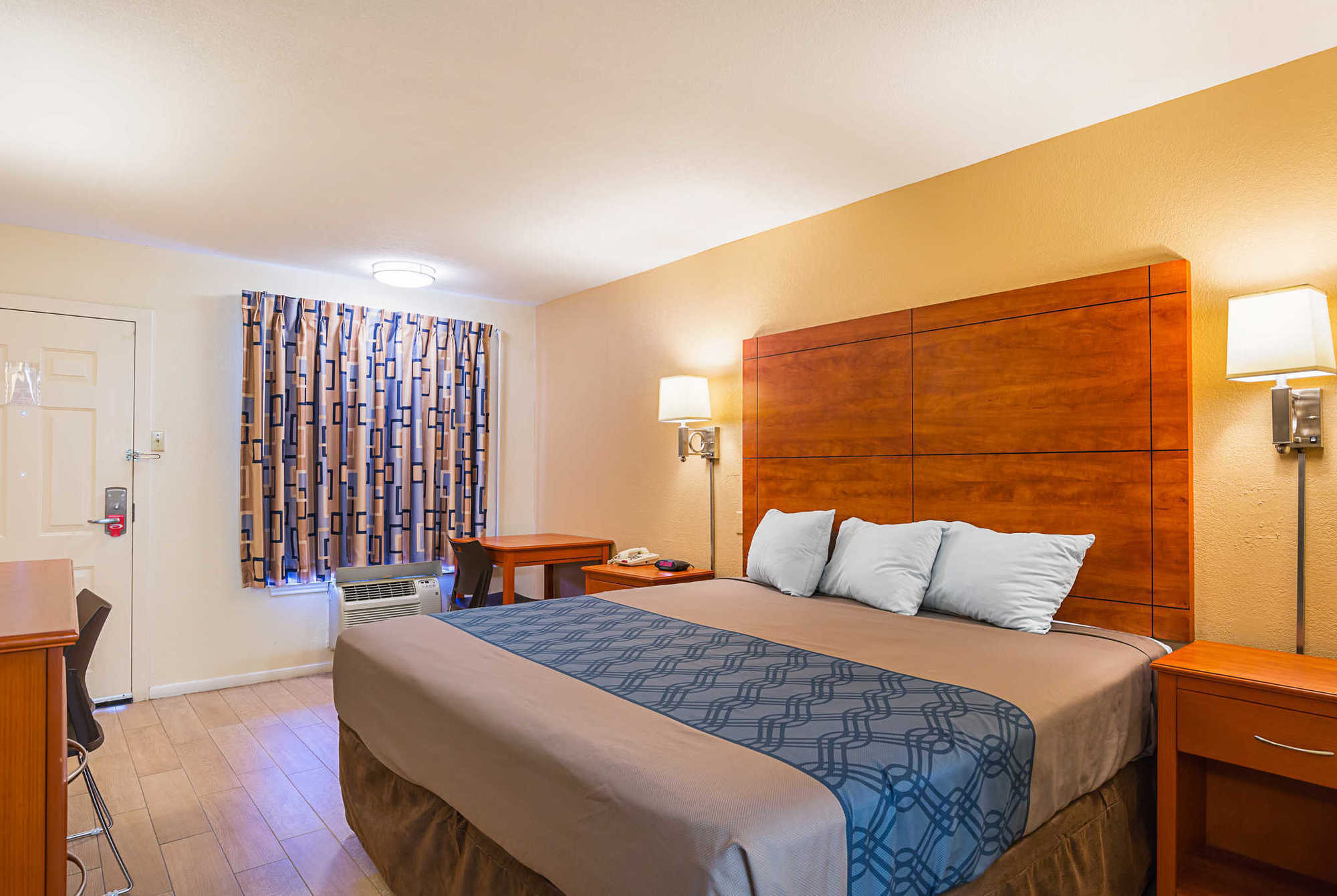 Econo Lodge Huntsville- University Area Стая снимка