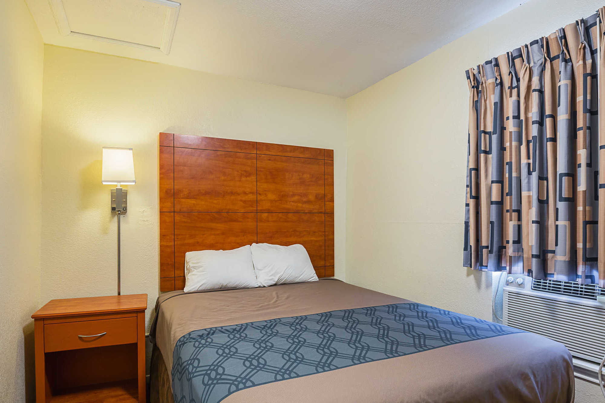 Econo Lodge Huntsville- University Area Стая снимка